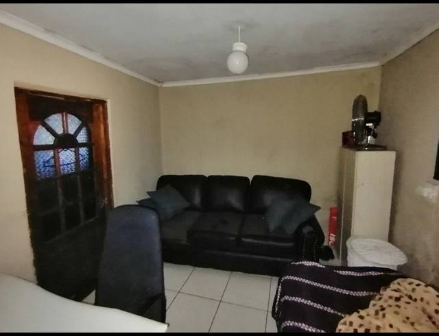 3 BEDROOM FREEHOLD FOR SALE IN EKUPHUMLENI